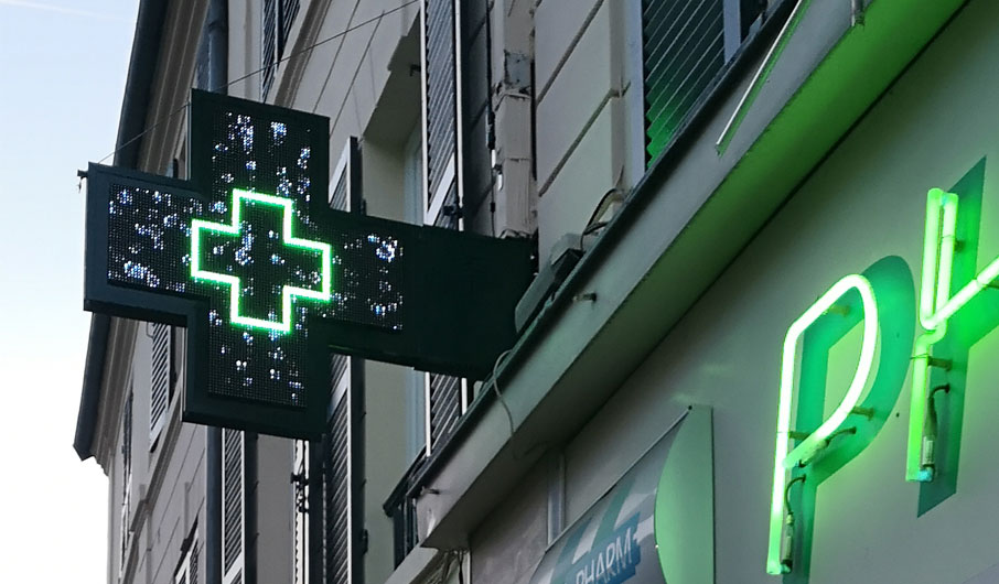 Croix allum&eacute;e